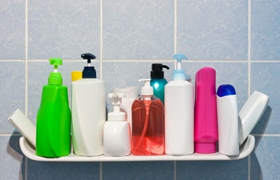 Repisa flotante moderna de cerámica blanca en baño con productos de higiene personal