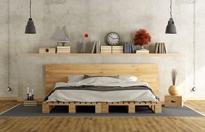 Repisa flotante moderna y larga hecha de madera arriba de la cabecera de una cama