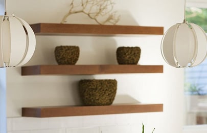 Repisas flotantes modernas en cocina con diferentes elementos decorativos sobre ellas