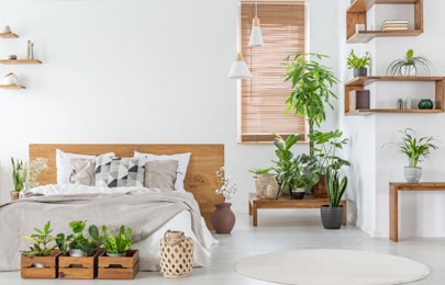 Repisa flotante moderna de madera en esquina de dormitorio con plantas, libros y otros objetos
