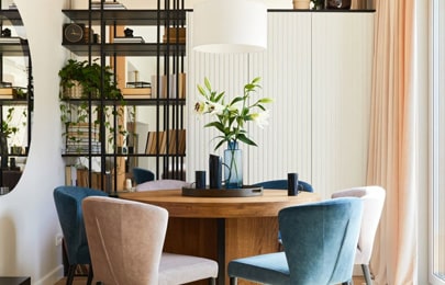 Repisas flotantes modernas para comedor con plantas, libros y decoraciones