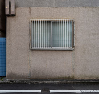 Protección de herrería económica y diseño sencillo instalada sobre una ventana rectangular