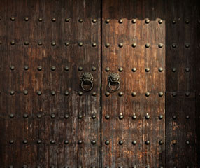 Puerta de doble hoja de madera con hierro forjado