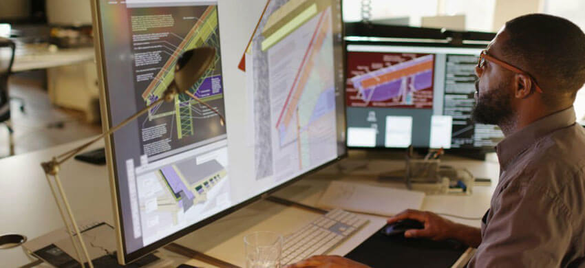Ingeniero revisando los detalles del diseño estructural de una obra dentro de su oficina