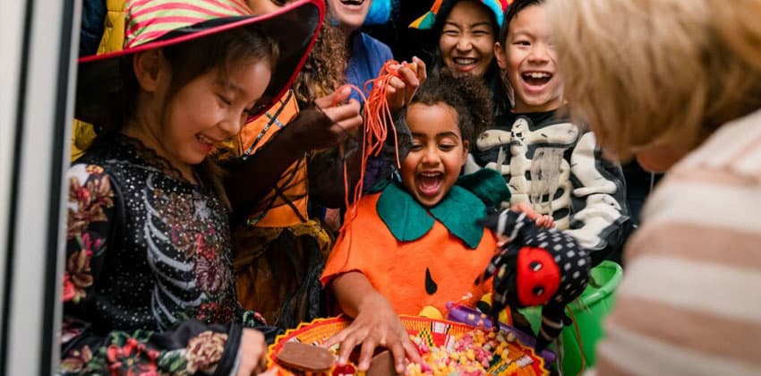 Niños pidiendo calaverita disfrazados
