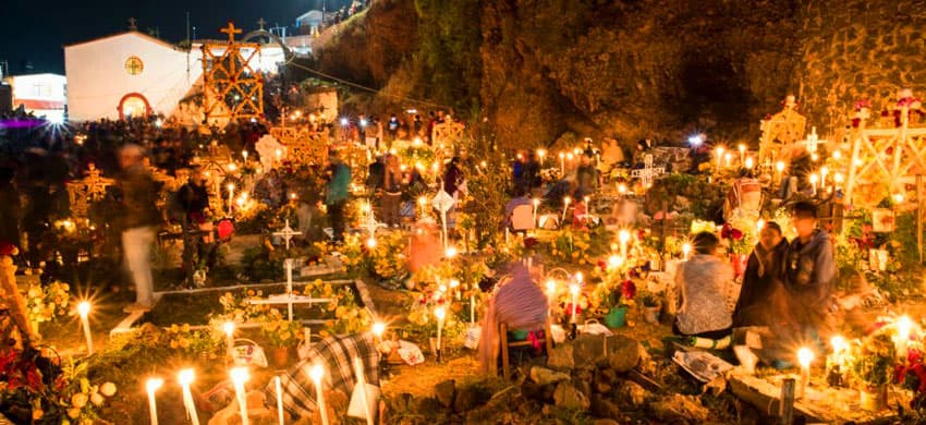Panteón de Janitzio durante la celebración del Día de Muertos en México