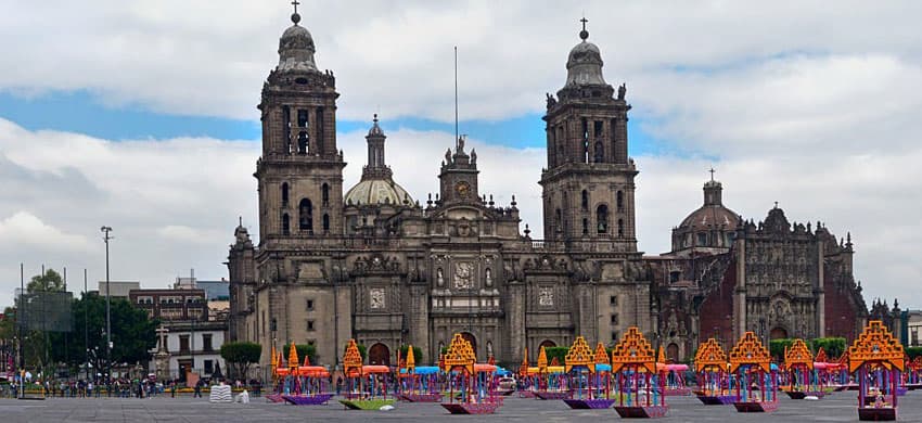 Plancha del zócalo decorada para la megaofrenda