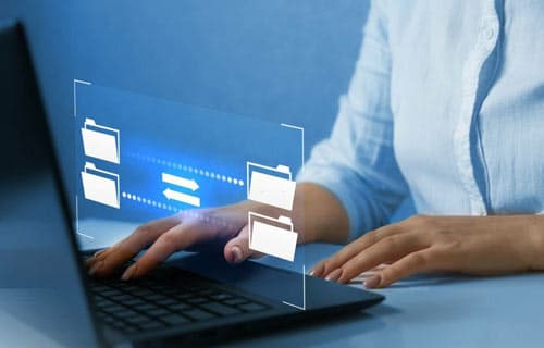 Mujer compartiendo archivos digitales