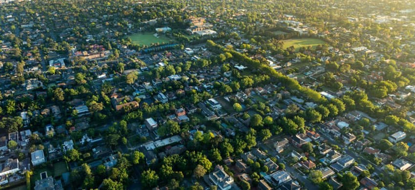Plano picado de una ciudad en cuyo urbanismo se aprecian diversas áreas verdes