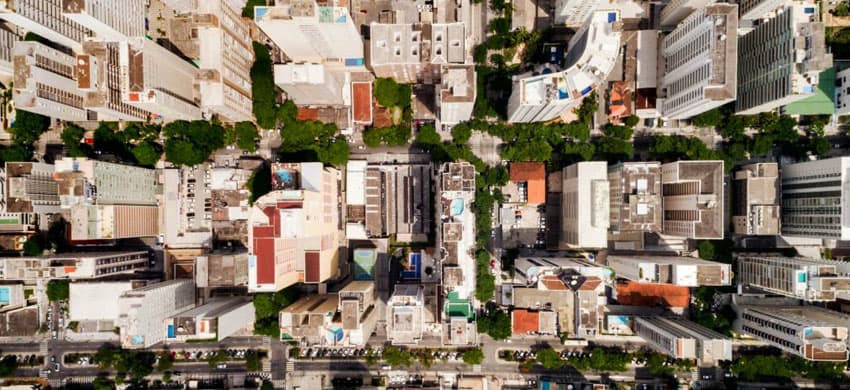 Plano cenital de una ciudad en la que se observa su urbanismo