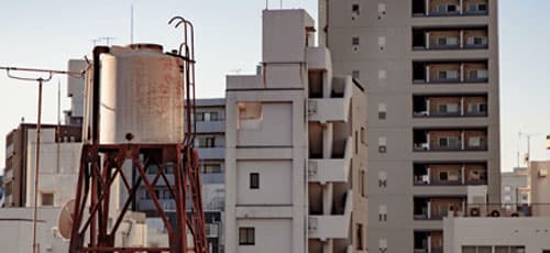 Panorámica de una base para tinaco de herrería hecha con perfiles metálicos ubicada en la azotea de un edificio