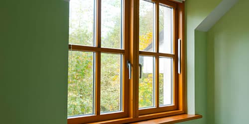 Tipos de ventanas de madera vista desde el interior de una casa