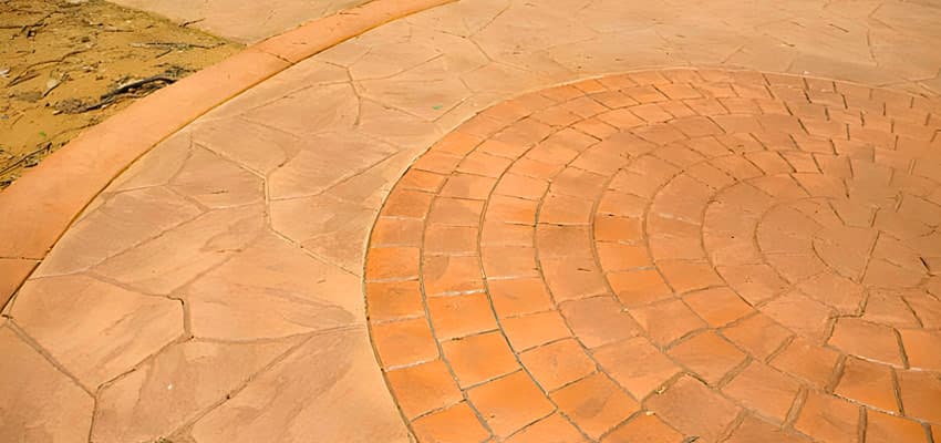 Superficie de concreto estampado terracota que simula colocación de bloques rectangulares