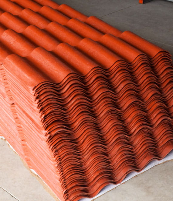 Piezas de plastiteja apiladas en bodega