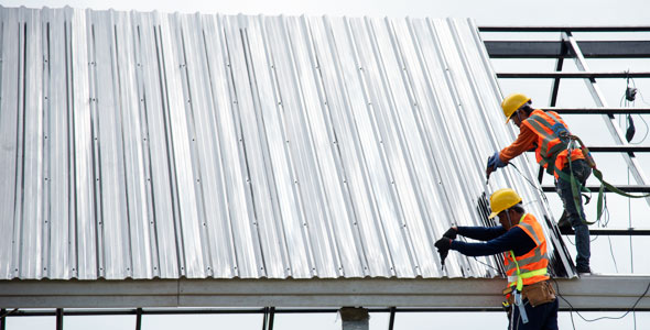 Trabajadores instalando lámina galvanizada
